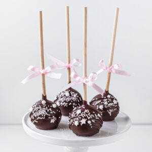 Cakepops cytrynowo - porzeczkowe z posypką i różową kokardką