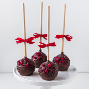 Cakepops czekoladowo - porzeczkowe z owocami liofilizowanymi i kokardką