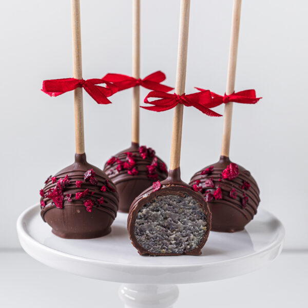 Wegańskie cakepops czekoladowo - porzeczkowe, przekrój